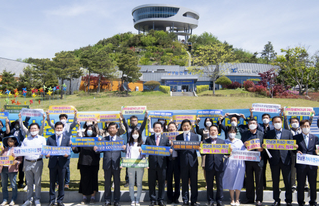 7일 전남 나주시 빛가람호수공원에서 김영록 전남지사와 장석웅 전남도교육감, 강인규 나주시장 등이 시·도민과 함께 차세대 방사광가속기 유치를 기원하며 손팻말을 들고 있다. 과학기술정보통부는 방사광가속기 구축 1차 심사를 통과한 나주시와 충북 청주시를 상대로 이날 현장 점검을 실시했다. /최현배 기자 choi@kwangju.co.kr