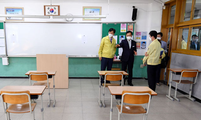 고3 등교개학을 이틀 앞둔 11일 오후 창원기계공고를 찾은 교육부 관계자들이 교실을 둘러보고 있다./성승건 기자/
