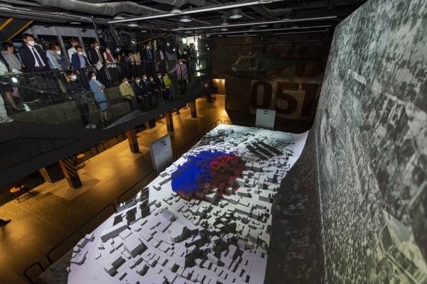 복합문화시설로 새롭게 단장한 광주 동구 금남로 '전일빌딩 245'가 11일 개관식을 갖고 일반에 공개됐다. 시민들이 9층과 10층 벽면에 헬기사격 증언을 토대로 재구성한 영상을 관람하고 있다. /김진수 기자 jeans@kwangju.co.kr