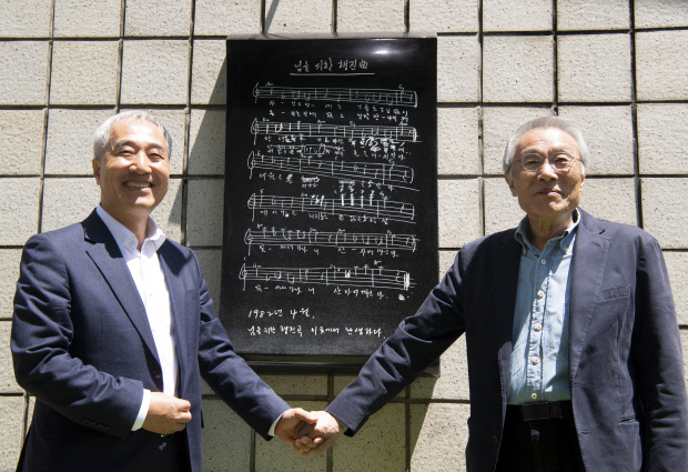 13일 오전 광주문화예술회관 국악당 옆에서 열린 ‘님을 위한 행진곡’ 표지석 제막식에서 황석영 소설가(오른쪽), 김종률 작곡가가 곡이 만들어질 당시를 회상하고 있다. /최현배 기자choi@kwangju.co.kr