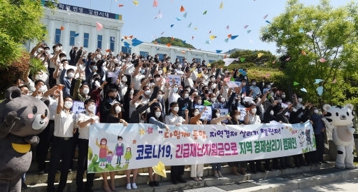 13일 도청 앞에서 `다 함께 동행, 지역경제 살리기 챌린지, 긴급재난지원금으로 지역경제 살리기 캠페인'이 열려 최문순 지사, 한금석 도의장을 비롯해 도청 직원들이 지역경제를 살리자는 취지로 종이비행기 날리기 퍼포먼스를 벌이고 있다. 박승선기자