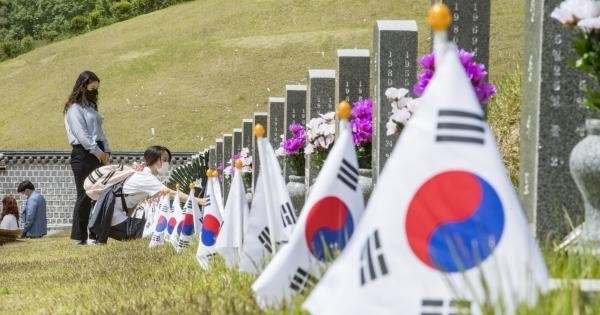 5·18 민주화운동 40주년을 앞둔 14일. 광주 북구 운정동 국립5·18민주묘지를 찾은 참배객들이 오월영령들의 묘소를 찾아보며 그들의 숭고한 정신을 기리고 있다. /김진수 기자 jeans@kwangju.co.kr