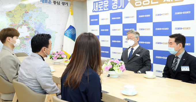 13일 오후 경기도청 도지사 집무실에서 열린 코로나19 극복 마스크 후원물품 전달식에서 이재명 경기도지사와 손세원 성남시청 빙상팀 감독, 최민정 · 김민석 선수, 권석필 경기도자원봉사센터장 등이 환담을 하고 있다. /경기도 제공