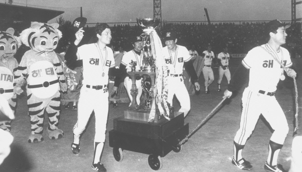 1987년 삼성과의 한국시리즈에서 우승을 차지한 뒤 우승 트로피를 끌고 있는 모습.