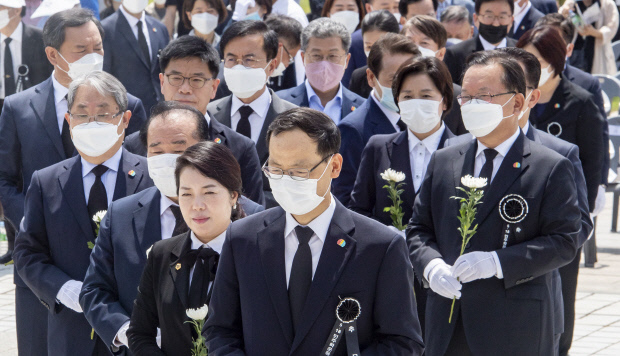 5·18 민주화운동 40주년을 하루 앞둔 17일, 광주 북구 운정동 국립 5·18민주묘지에서 더불어민주당 김부겸 의원과 안철수 국민의당 대표, 이형석·양향자 국회의원 당선인 등 여야 정치인들이 헌화하기 위해 기다리고 있다. /김진수 기자 jeans@kwangju.co.kr