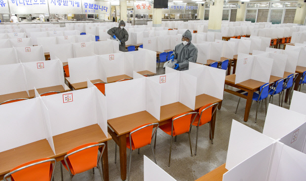 20일부터 고등학교 3학년을 시작으로 등교가 시작됐다. 19일 오전 광주시 북구 살레시오고등학교 급식실에서 북구청 보건소 방역반이 코로나19 확산 예방을 위해 방역 소독하고 있다. /김진수 기자 jeans@kwangju.co.kr