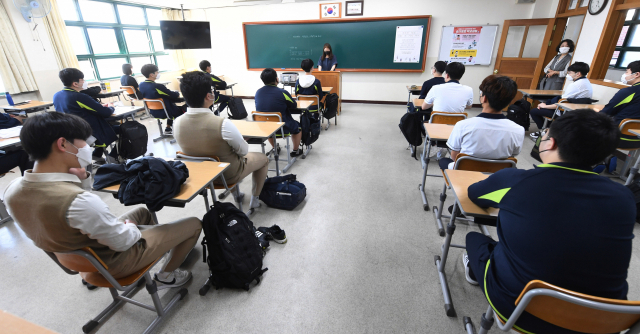 고등학교 3학년 등교 개학 첫날인 20일 창원의 한 고등학교 3학년 교실에서 담임교사가 학생들에게 방역수칙을 전달하고 있다./김승권 기자/