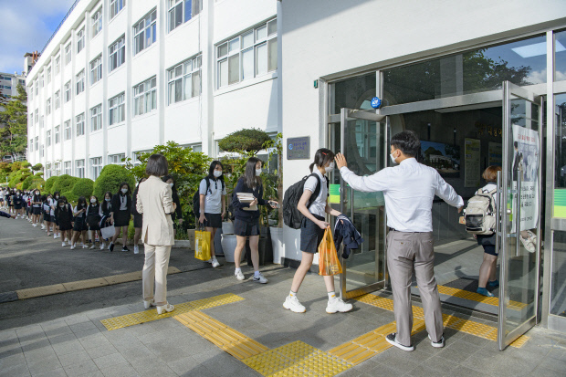 20일 오전 코로나 19여파로 약 80일만에 학교를 찾은 광주 남구 대성여자고등학교 학생들이 체온검사를 하기 위해 간격을 두고 줄을 선 채 교실로 들어가고 있다. /김진수 기자 jeans@kwangju.co.kr