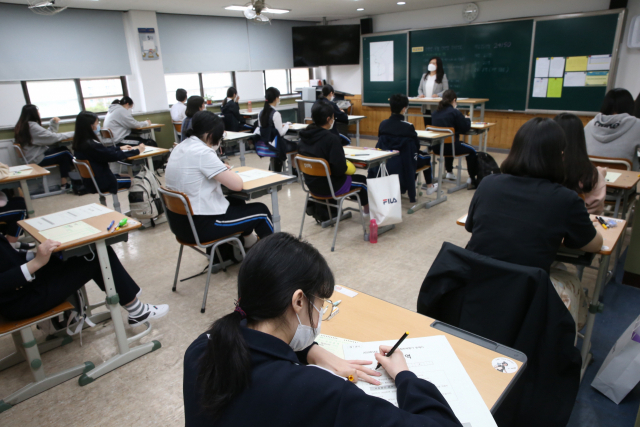 2021학년도 대학수학능력시험을 대비한 고등학고 3학년 전국연합학력평가가 등교개학 이틀 만인 21일 일제히 실시됐다. 이날 경남도내 160개교에서 2만8892명이 참여하는 등 전국 1835개교에서 40만2547명이 응시해 시험을 치렀다. 사진은 창원명지여고./경남교육청/