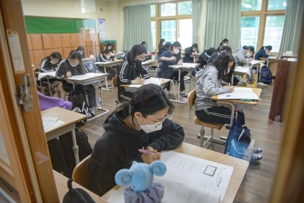 21일 오전 광주 남구 동아여자고등학교 3학년 학생들이 올해 첫 대학수학능력시험 모의평가를 치르고 있다. /김진수 기자 jeans@kwangju.co.kr