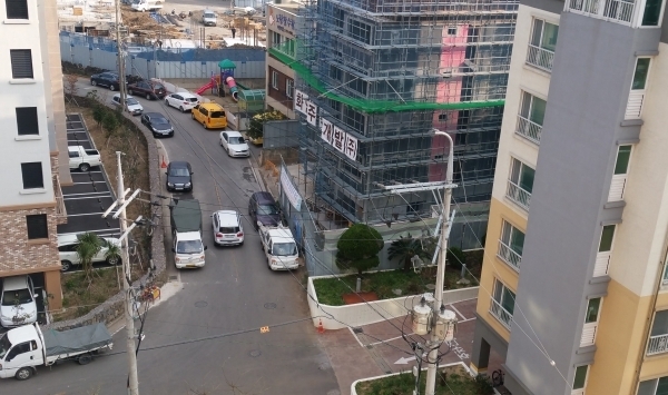 도로 확장 전 공동주택이 들어서면서 교통·주차 문제를 야기하고 있는 제주시 오라동 지역 모습.