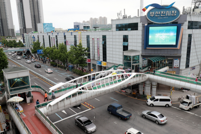 부산 서면에서 충무동을 잇는 BRT 설치로 철거 예정인 부산 동구 범일동 부산진시장 2층 연결 육교. 시장 상인들은 육교 철거로 인한 시장 접근성 악화 등을 이유로 반발하고 있다. 김경현 기자 view@