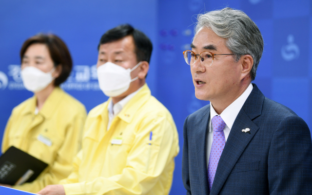 박종훈 경남도교육감이 25일 도교육청 프레스센터에서 "올해 2학기부터 고등학교 1학년의 수업료와 학교운영지원비를 긴급지급하겠다"라고 발표하고 있다./김승권 기자/