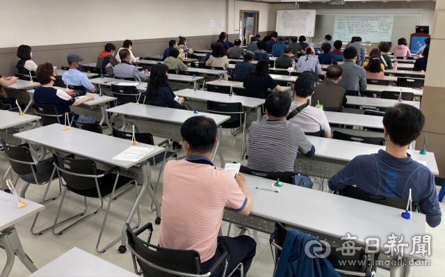 26일 대구서부고용센터 실업급여 교육장에서 참가자들이 교육시작을 기다리고 있다. 코로나19가 실물 경기에 직접적인 타격을 주면서 감원과 희망퇴직, 무급휴직 등 인력 구조조정에 돌입하는 지역 기업들이 눈에 띄게 늘고 있다. 경기 후퇴가 지속된다면 과거 외환위기 당시와 같은 정리해고 사태까지 이어질 수 있다는 우려가 나오고 있다. 우태욱 기자 woo@imaeil.com