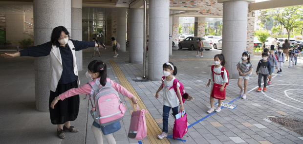 전국 유치원생과 초등학교 1∼2학년생, 중학교 3학년생, 고등학교 2학년생의 등교수업(2차 개학)이 재개된 27일 광주 북구 건국초등학교에서 학생들이 거리두기를 지켜며 등교하고 있다. /최현배 기자choi@kwangju.co.kr