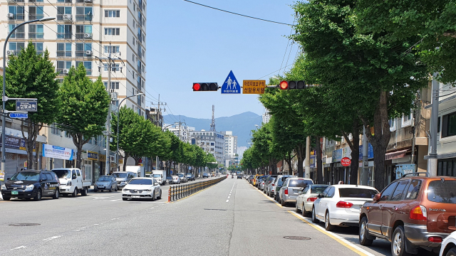 28일 낮 12시께 부산 부산진구 범천동 신암로 노상 공영주차장에 차량 수십 대가 주차된 모습. 부산진구는 지난 23일부터 이 주차장 172면 중 어린이보호구역에 포함된 70면을 폐지한다고 밝혔다.