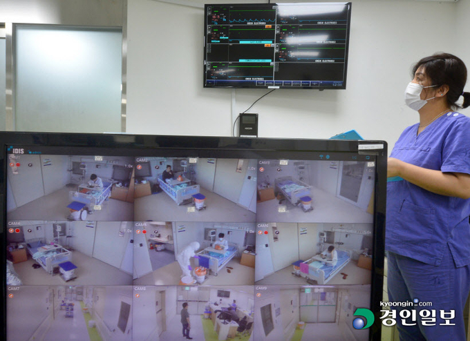 인천시 미추홀구 한 교회에서 코로나19 확진자가 집단 발생한 가운데 1일 오후 5시 기준 96명의 감염자가 치료를 받고 있는 인천의료원 음압병동에서 간호사가 환자들의 활력증상을 나타내는 모니터를 통해 상태를 살피고 있다. /김용국기자 yong@kyeongin.com