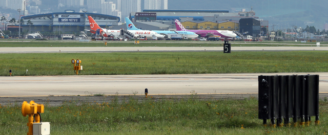 김해공항 활주로와 계류장. 부산일보DB