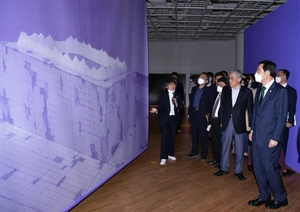 2일 오후 서울 종로구 아트선재센터에서 열린 5·18 민주화운동 40주년 기념 서울 특별전 ‘민주주의의 봄’ 개막행사에서 이용섭 광주시장과 박석무 5·18 40주년 서울기념위원장, 김선정 광주비엔날레 대표이사, 참여작가 등이 작품을 둘러보고 있다. (재)광주비엔날레가 5·18민주화운동의 정신을 기억하고 재조명하기 위해 마련한 이번 전시회는 다음달 5일까지 열린다. <광주시 제공>