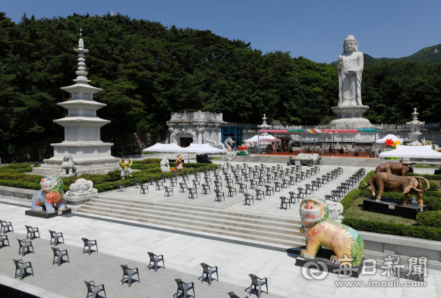 지난 5월 28일 대구 동화사 통일대불 마당에 봉축법요식 참석자를 위한 의자들이 1m 간격으로 놓여 있는 모습. 동화사는 30일 열린 봉축법요식에 인파가 몰릴 것으로 예상돼 최소 1m 이상 간격을 두고 모든 행사를 진행했다. 우태욱 기자 woo@imaeil.com