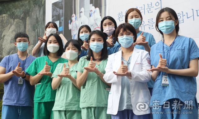 2일 계명대학교 대구동산병원에서 의료진이 K방역 성공의 주인공인 대구시민들에게 감사를 표하는 '덕분에 챌린지'에 동참하고 있다. 성일권 기자 sungig@imaeil.com
