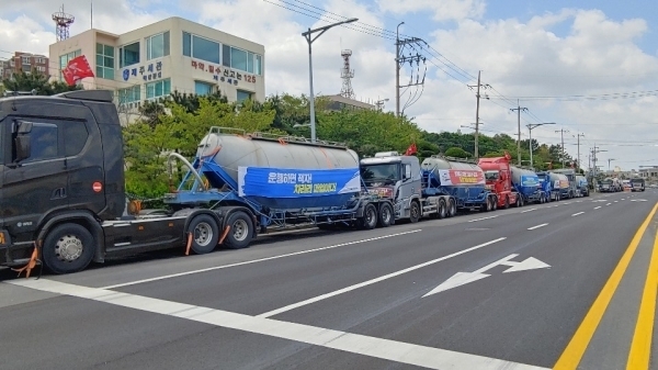 화물연대 제주지부 BCT분회 운전자 38명이 제주항 임항로에서 시멘트 운송을 거부하며 파업을 벌이고 있는 모습.
