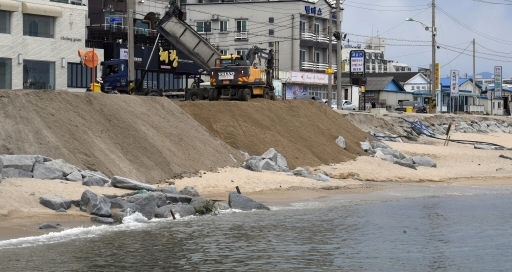 2일 강릉시 주문진읍 영진해변 '도깨비' 방사제 주변에 중장비가 투입돼 해안침식으로 무너져 내린 백사장에 모래를 붓고 있다. 이곳은 지난 2월12일에 이어 5월20일 해안침식으로 무너져 내렸다. 강릉=권태명기자 kwon80@kwnews.co.kr