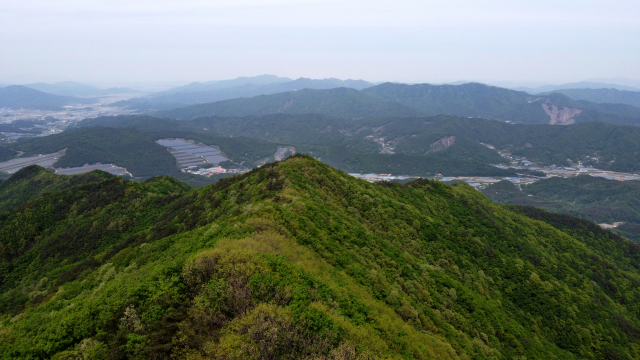 내남산 정상, 멀리 옥계리에 위치한 태양광발전소가 보인다.