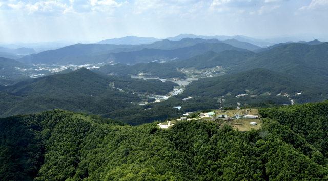 난함산 정상 모습. 멀리 추풍령 저수지가 보인다.