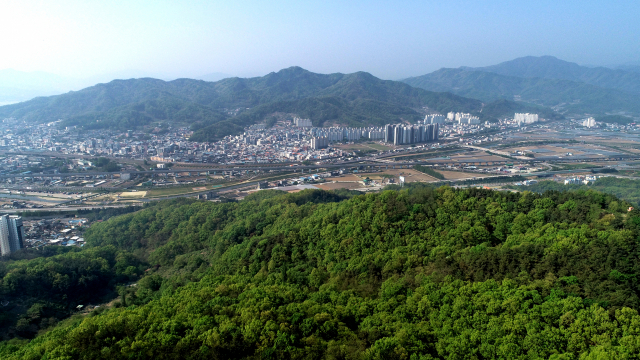 달봉산에서 바라본 김천시내 모습. 시내 건너편으로 김천시의 진산 고성산이 보인다.