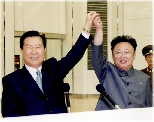 2000년 6월13일 평양 순안공항에 도착한 김대중 대통령이 김정일 북한 국방위원장과 두 손을 맞잡은 채 인사를 나눴다.
