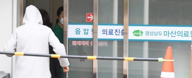 코로나19 전담병원인 창원시 마산의료원에서 관계자들이 코로나19 확진 환자가 입원중인 음압병동으로 들어가고 있다./김승권 기자/