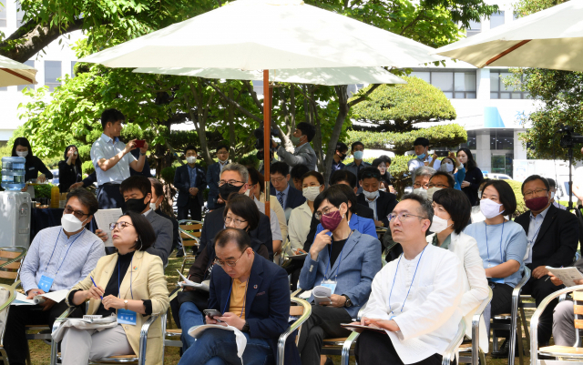 지난 5월 13일 경남도청 잔디광장에서 열린 ‘포스트 코로나 대응 사회혁신 토론회’에서 참석자들이 토론자들의 발언을 듣고 있다./성승건 기자/