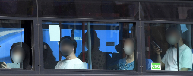코로나19 예방을 위해 버스·택시 승차 시 마스크 착용 의무화 행정명령 시행을 하루 앞둔 지난 5월 25일 창원시 의창구 정우상가를 지나는 버스에 승객들이 마스크를 쓰고 있다./김승권 기자/