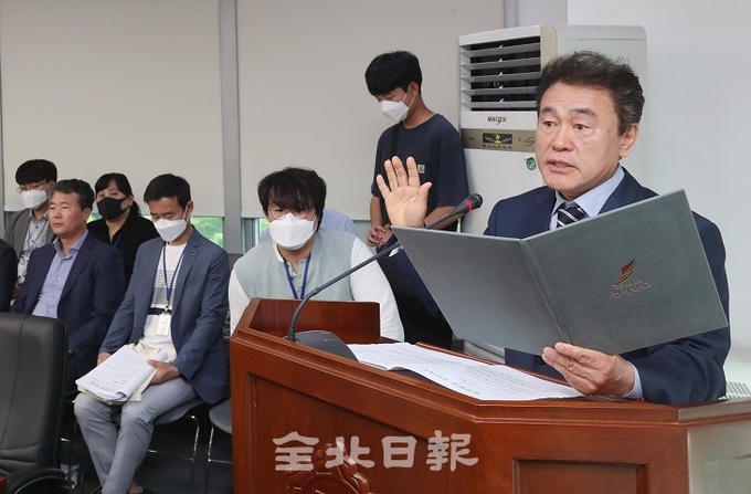 지난 3일 전라북도 문화관광재단 대표이사 이기전 임용 후보자의 인사청문회가 도의회 운영위원회 회의실에서 열린 가운데 이기전 후보자가 선서문을 낭독하고 있다. 전북일보 자료사진