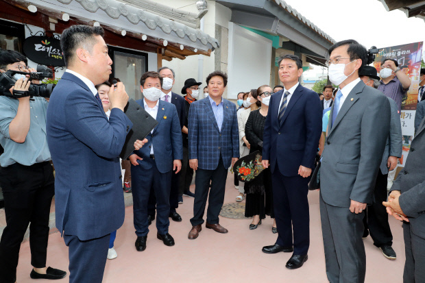 조인철 광주시 문화경제부시장이 5일 양림동 펭귄마을에서 열린 공예특화거리 개장 기념식에서 참석자들과 함께 입주 공방과 판매·체험장 등을 둘러보고 있다.