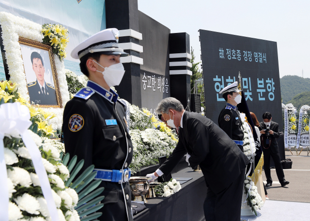 9일 오전 통영서울병원 장례식장 주차장에서 다이버를 구조하다 순직한 고 정호종 경장의 영결식이 열리고 있다./통영해양경찰서/