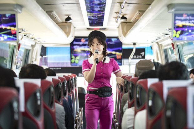 투어가이드 이혜원씨가 광주 ‘100년의 버스’(시티투어 버스)에서 1930년대 옷을 입고 관광객에게 광주 이야기를 들려주고 있다. <이혜원 씨 제공>