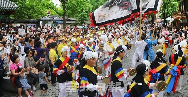 전주 한옥마을에서 펼쳐진 전통 연희 퍼레이드 모습. 전북일보 자료사진