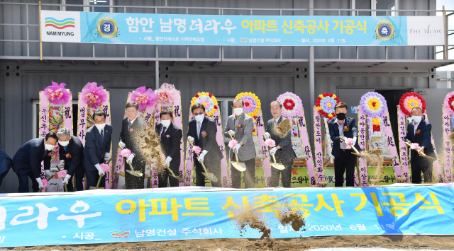11일 함안군 가야읍 말산리에서 열린 ‘함안남명 더라우아파트’ 착공식에서 조근제 함안군수, 남길우 경남신문 회장, 이병열 남명건설 회장, 조현화 더퍼스트지역주택조합장 등이 축하 시삽을 하고 있다./전강용 기자/