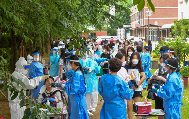 지난 12일 오후 광주 남구의 한 고등학교에서 학생 1명이 코로나19 의심 환자로 분류됐다. 남구청 보건소 담당자들이 전교생을 대상으로 검사를 실시하고 있다. /김진수 기자 jeans@kwangju.co.kr