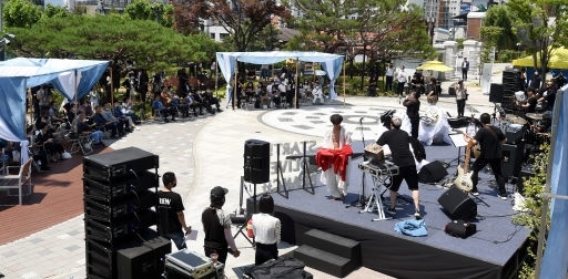 제1호 강원도 문화공연단 '올리브 브랜치'의 창단을 축하하는 출범 콘서트가 15일 강원도청 분수광장에서 열렸다. 박승선기자