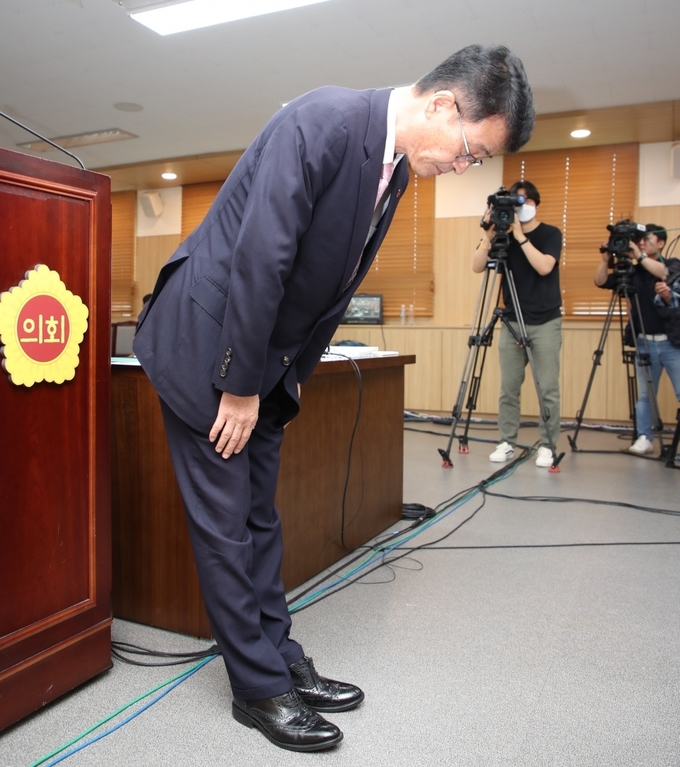 김태엽 서귀포시장 예정자가 29일 열린 제주도의회 인사청문회에서 자신의 음주운전에 대해 사과하고 있다.