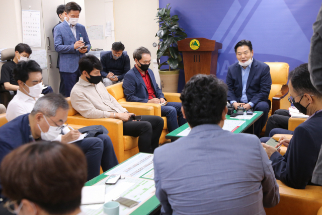 홍의락 신임 경제부시장이 기자들의 질문에 답하고 있다. 대구시 제공