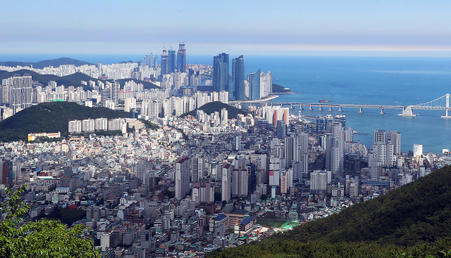 부산 시민들이 실제 이사 등의 목적으로 구입하는 아파트는 4억 원 미만이 74%에 달하는 것으로 나타났다. 아파트 단지가 밀집한 해운대와 수영구 일대 풍경. 부산일보 DB