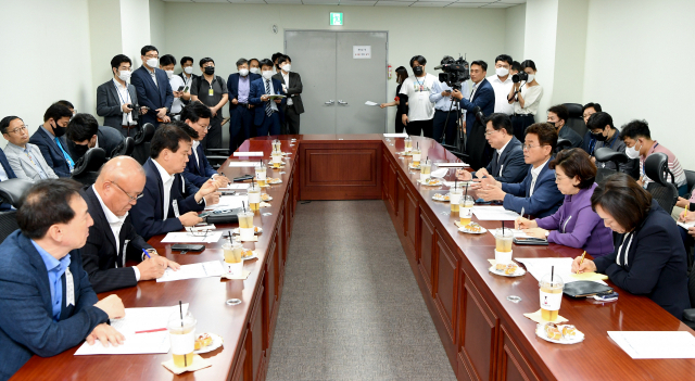 경북지역 국회의원들이 1일 대구경북 통합신공항 이전부지 선정 촉구 성명서를 내고 사업의 원만한 추진에 힘을 모았다. 이철우 경북도지사와 지역 국회의원들이 간담회를 갖고 있다. 경북도 제공