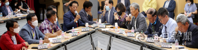 국방부가 주관하는 대구경북 통합신공항 이전부지 선정위원회를 이틀 앞둔 1일 오후 대구 동구청에서 통합신공항 대구시민추진단이 극적 합의를 이끌어 내기 위한 긴급 간담회를 열었다. 이날 군위군 통합신공항 추진위원회(왼쪽) 관계자와 통합신공항 의성군 유치위원회 관계자들이 토론회에서 서로 대립각을 세우며 합의점을 도출해 내지 못하고 있다. 김영진 기자 kyjmaeil@imaeil.com