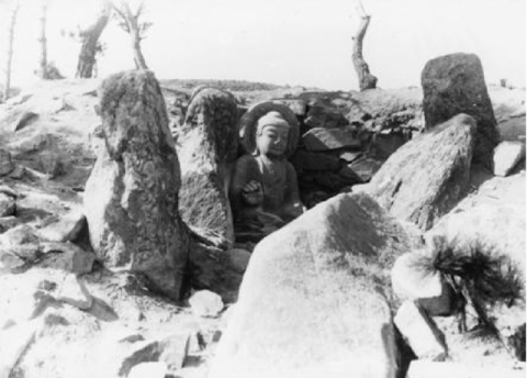 1924년 경주 남산 장창곡 석조미륵여래좌상(본존불) 발견 당시 모습. 문화재청 제공