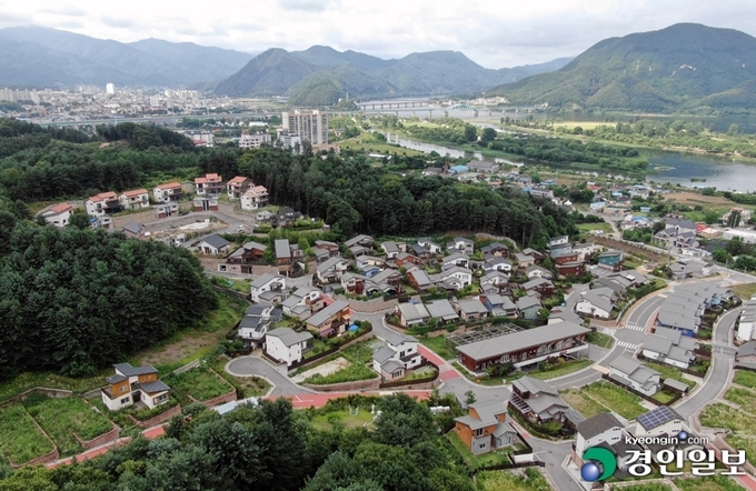 경기도시공사와 민간사업자가 공동으로 건설한 가평 달전리 전원주거단지(북한강 동연재)가 대규모 사기 시비에 놓였다. 이곳 피해 입주민들은 분양사기로 인한 피해에 대해 경기도시공사의 보상책임을 주장하고 있다. 사진은 논란이 일고 있는 가평군 가평읍 동연재로 30 일원 달전리 전원주거단지. /김금보기자 artomate@kyeongin.com