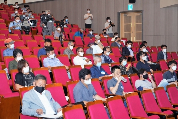 제주특별자치도와 제주도의회 ‘제주 제2공항 갈등 해소를 위한 특별위원회’가 주최하고, ㈔한국갈등학회가 주관하고 있는 제2공항 쟁점 해소 제1차 공개연속토론회가 2일 설문대여성문화센터에서 개최됐다.